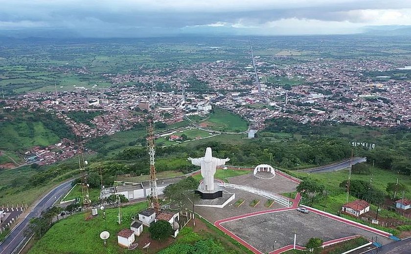 Prisão em Palmeira dos Índios: Suspeito de Chefiar Boca de Fumo é Detido com Arma e Drogas