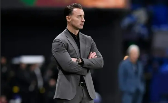 Matthias Jaissle assiste ao jogo no estádio de futebol
