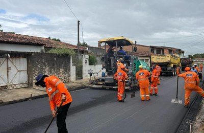 Prefeitura realiza serviços de pavimentação e drenagem em ruas da parte alta de Maceió
