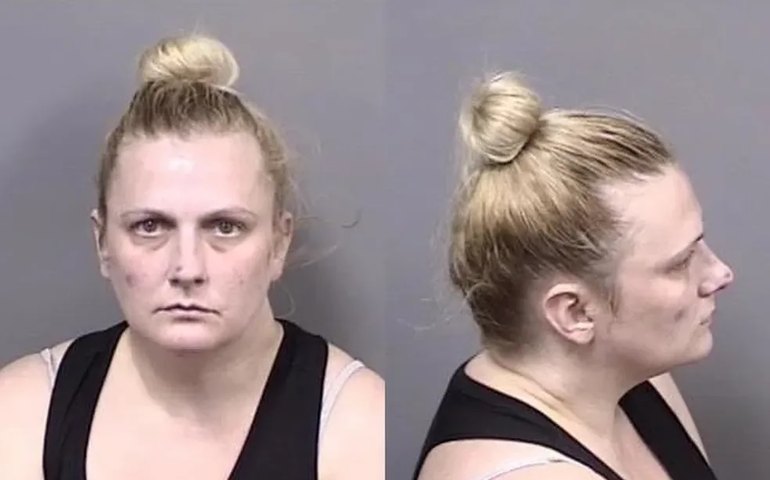 Irmã de Nick Carter é presa por posse de drogas e roubo