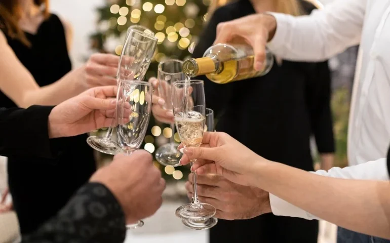 Festa da firma exige cuidado: deslizes podem gerar punição e até justa causa; veja dicas