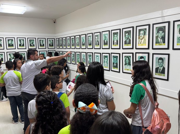 Alunos da Escola Vinícius Feitosa visitam Prefeitura de Maceió e aprendem sobre a história do município