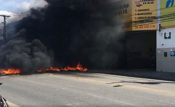 Moradores atearam fogo a objetos, em frente a oficinas na avenida