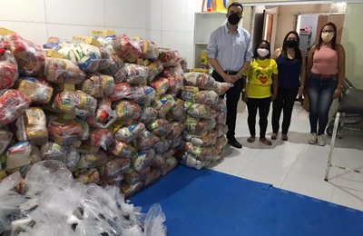 Semas entrega cestas básicas e kits de higiene para associação