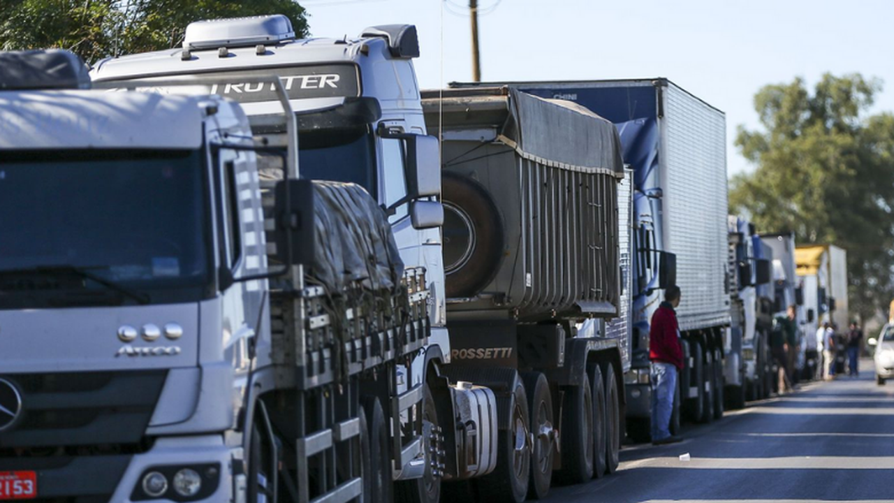 Caminhoneiros falam em manter greve; estradas seguem sem bloqueios