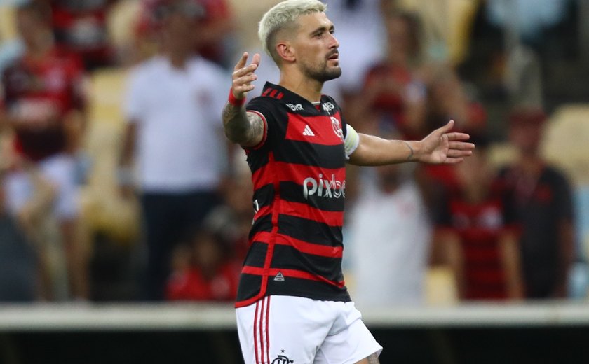 Arrascaeta opera o joelho direito e só retorna ao Flamengo em janeiro de 2025