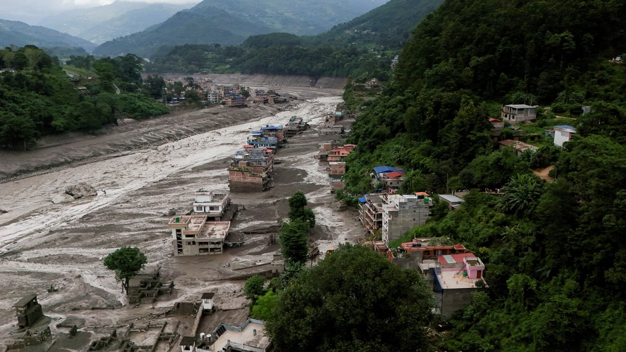 Nepal monitora dois lagos; risco de enchentes persiste