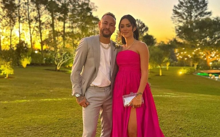 Neymar admite erro e se desculpa com namorada após rumores de traição: 'Errei com vocês'