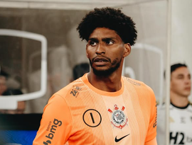 Hugo Souza sofre lesão no ombro e pode desfalcar Corinthians diante do Vitória em Salvador