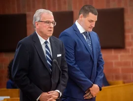 Policial de Connecticut abraça apoiadores e comparece ao tribunal após assassinato de homem negro
