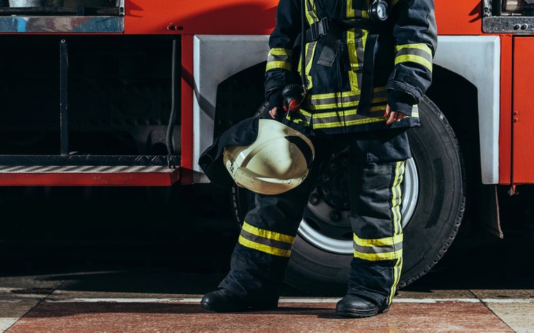 Atirador mata ao menos 2 em emboscada a bombeiros que apagavam incêndio nos EUA