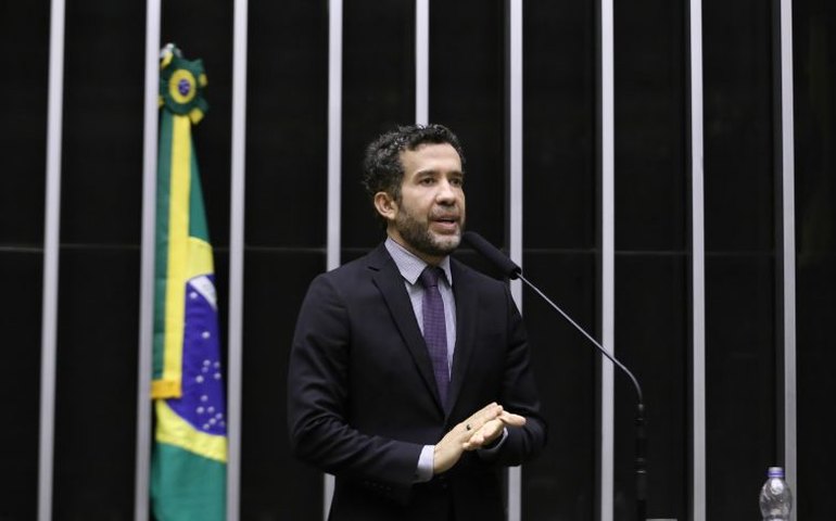 Conselho de Ética da Câmara rejeita cassação de Janones por camiseta contra anistia