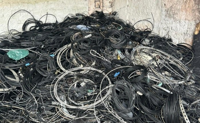 Fios e cabos sem uso acumulam-se há mais de 15 anos nos postes da cidade