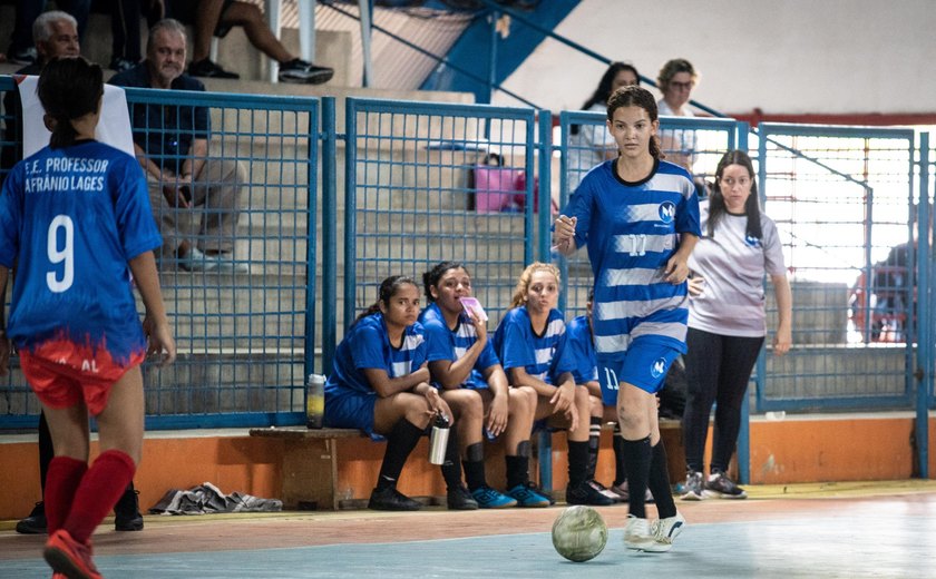 Mulheres comandam equipes de futsal e desafiam estereótipos