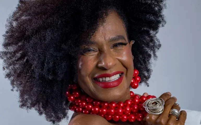 Izzy Gordon lança álbum com releituras de Jorge Aragão em show