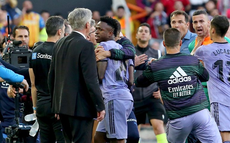 Polícia prende 3 torcedores do Valencia que cometeram ataques racistas contra Vini Jr.