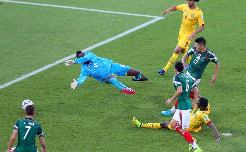 Debaixo de chuva, México derrota Camarões na Arena das Dunas