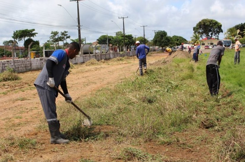 Reeducandos trabalham na limpeza da Unidade de Emergência de Arapiraca
