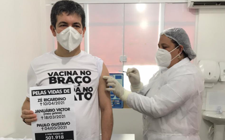 Randolfe recebe 1ª dose da vacina anticovid e reforça importância da imunização