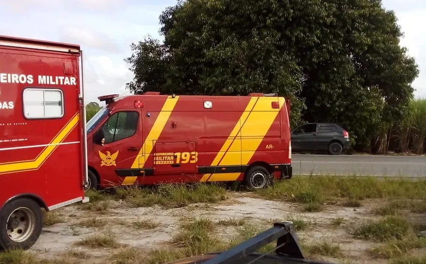 Duas pessoas ficam presas às ferragens após uma colisão entre carro e ambulância