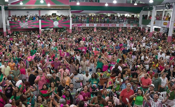 Mangueira desfila durante a madrugada na segunda noite dos desfiles