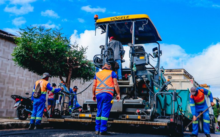 Obras de recapeamento e pavimentação de asfalto têm início e vão recuperar 4 km em Pão de Açúcar