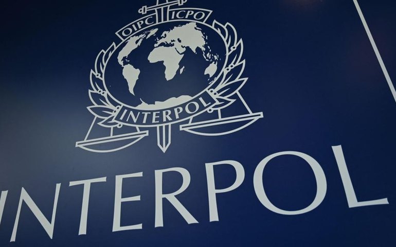 Interpol completa 100 anos com polêmica sobre alertas vermelhos; veja os capturados mais famosos