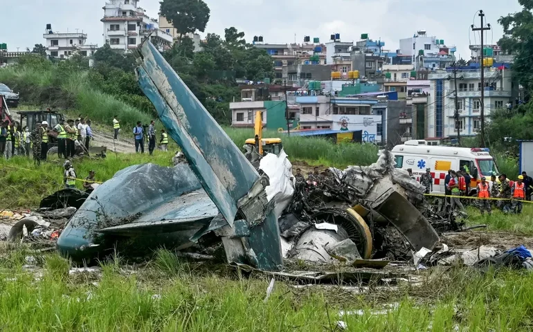 Avião de pequeno porte cai no Nepal e deixa 18 mortos; piloto é o único sobrevivente
