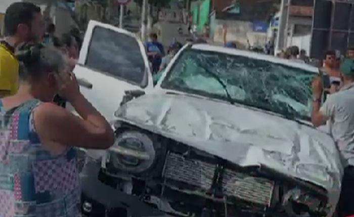 Carro capota após perder o controle, atingir árvore e derrubar poste em Feira Grande