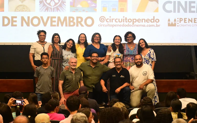 Azul Índigo ilumina a noite no Cine Penedo