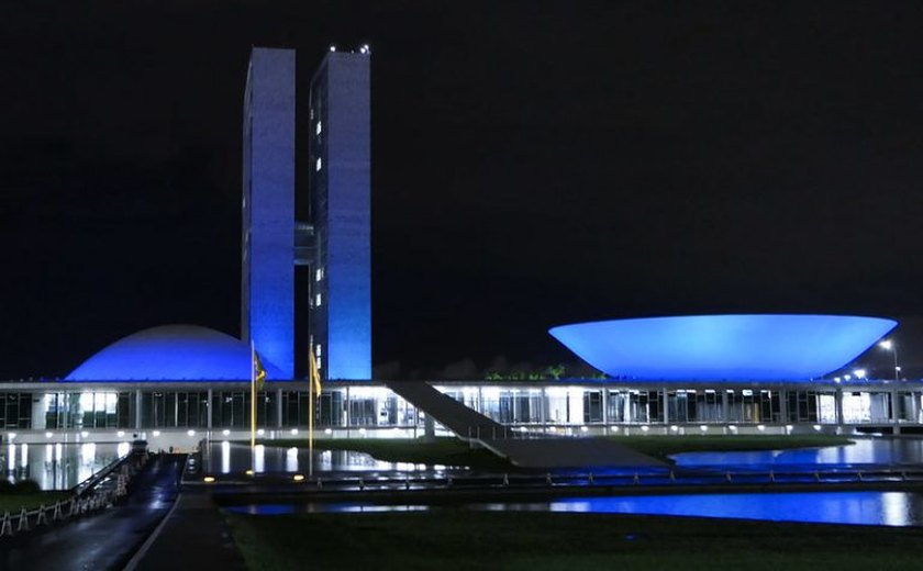 Iluminação azul no Congresso homenageia dias do Surdo e das Línguas de Sinais