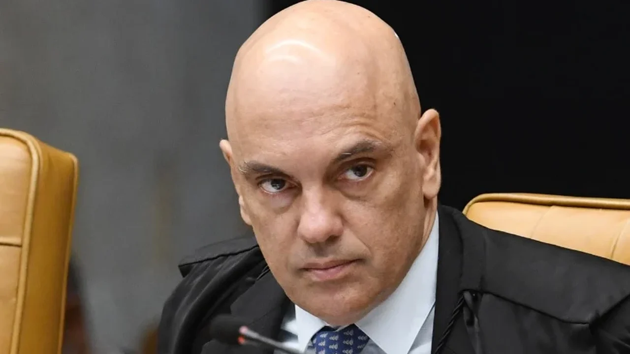 Moraes determina que Defensoria Pública faça defesa de Eduardo Bolsonaro