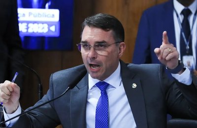 Em dia de operação contra Jair Bolsonaro, Flávio desembarca na Europa