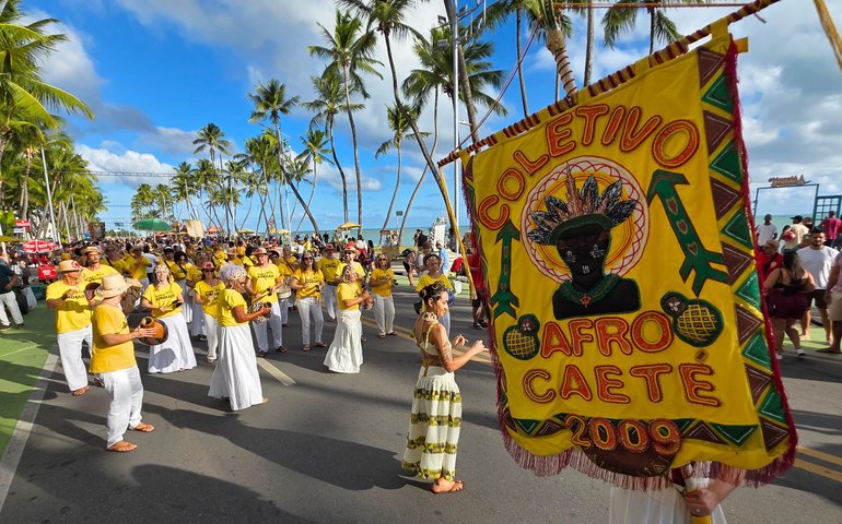 Cortejo Afro celebra diversidade e fortalece cultura negra na orla de Maceió