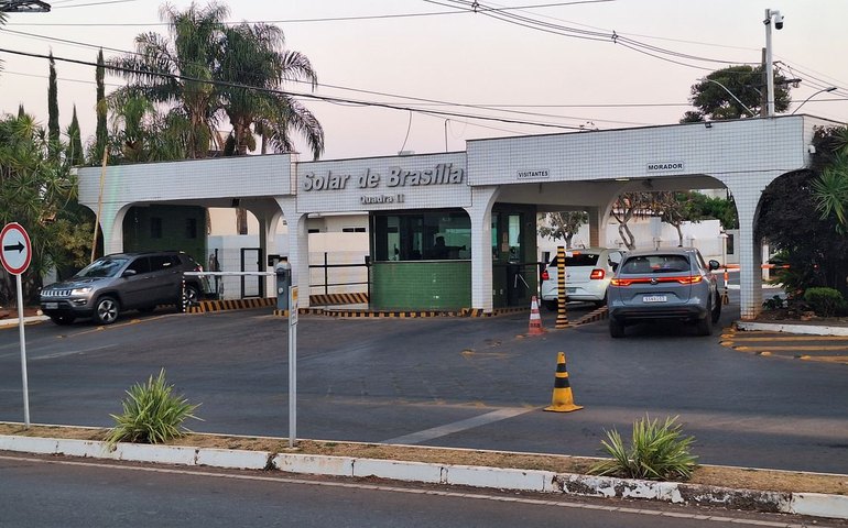 Moraes autoriza Bolsonaro a receber barbeiro em casa