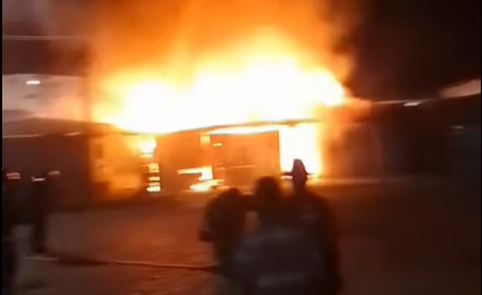 Fogo foi registrado na noite deste domingo, no bairro da Levada; não há registro de vítimas