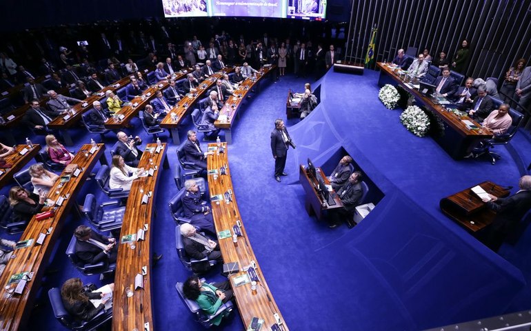 Em meio ao PL da Anistia, Senado homenageia redemocratização do Brasil