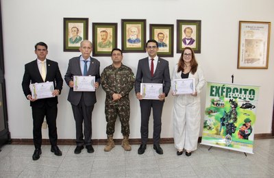Corregedor e juízes da CGJ são homenageados pelo Exército Brasileiro