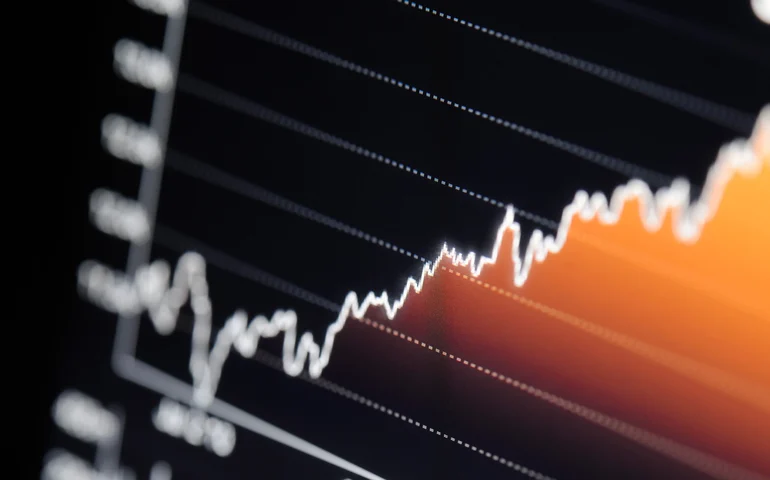Juros futuros sobem com cautela internacional e dados do mercado de trabalho