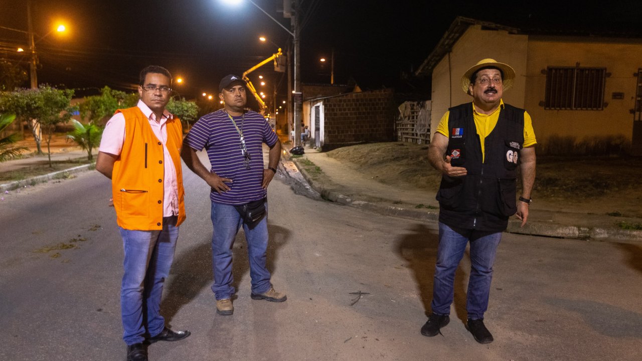 Gilberto Gonçalves acompanha instalação de luminárias de LED no Conjunto Jarbas Oiticica em Rio Largo