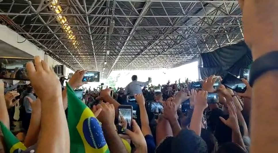 presidente é carregado nos braços 