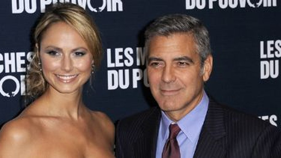 George Clooney leva Stacy Keibler para mais uma première