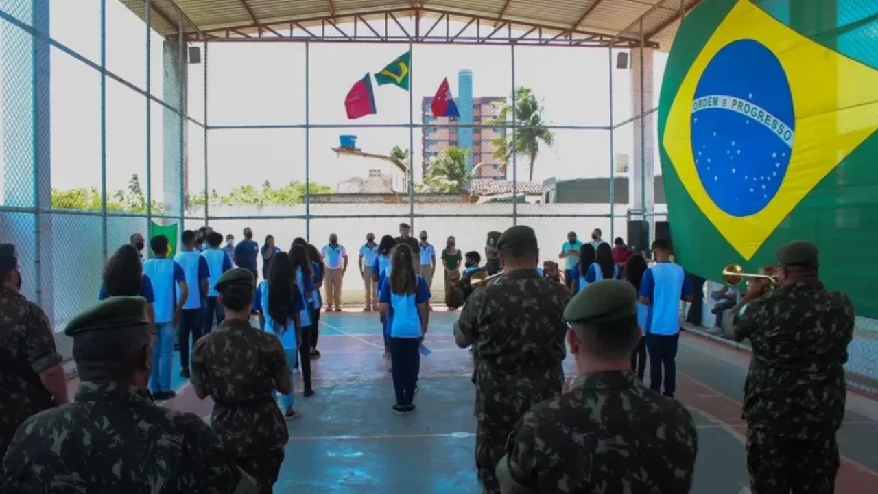 Governo Lula acaba com programa bolsonarista de Escolas Cívico-Militares