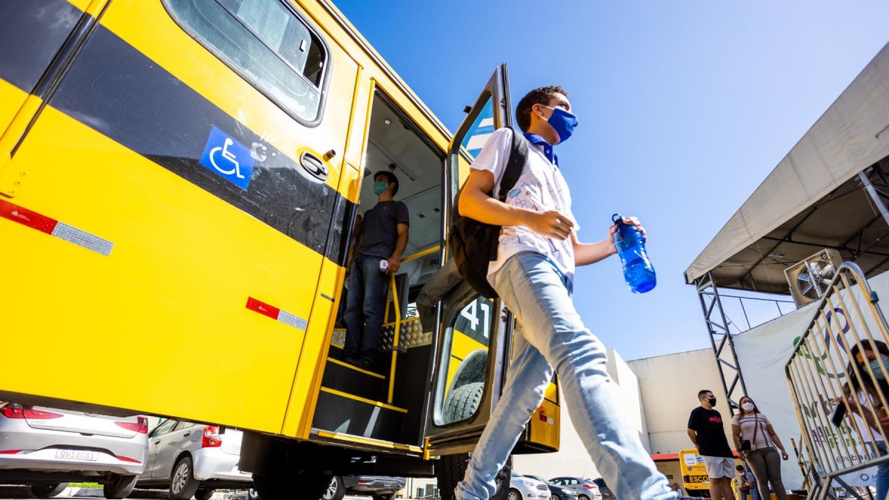 Covid-19: Seduc transporta diariamente alunos da rede estadual para ponto de vacinação