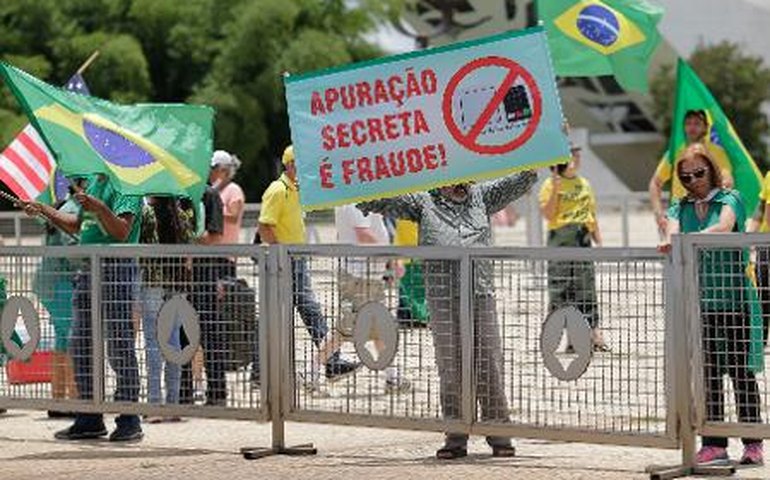 Manifestantes defendem voto impresso em protesto em frente ao Palácio do Planalto