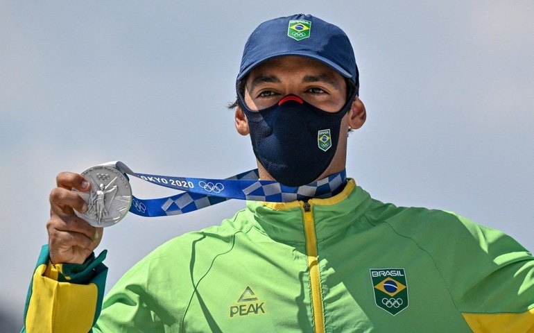 Leticia Bufoni revela nas redes sociais mágoa com o medalhista Kelvin Hoefler