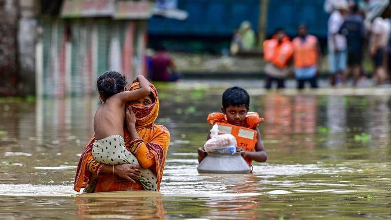 Inundações levam cerca de 300 mil pessoas para abrigos de emergência em Bangladesh