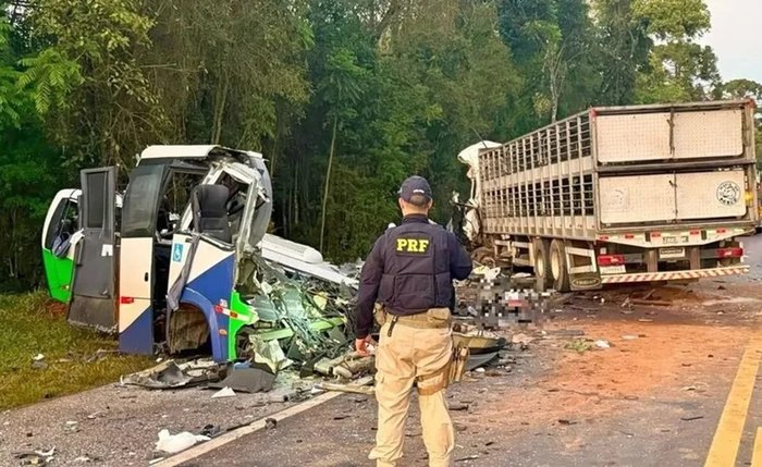 Vítimas fatais estavam no micro-ônibus e motorista da carreta também faleceu