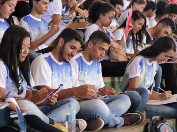Estudantes lotam Ginásio do Sesi para revisão do Enem 2016