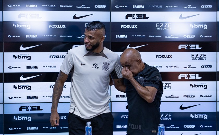 Alex Santana recebe camisa do Corinthians das mãos do pai e se emociona em apresentação oficial